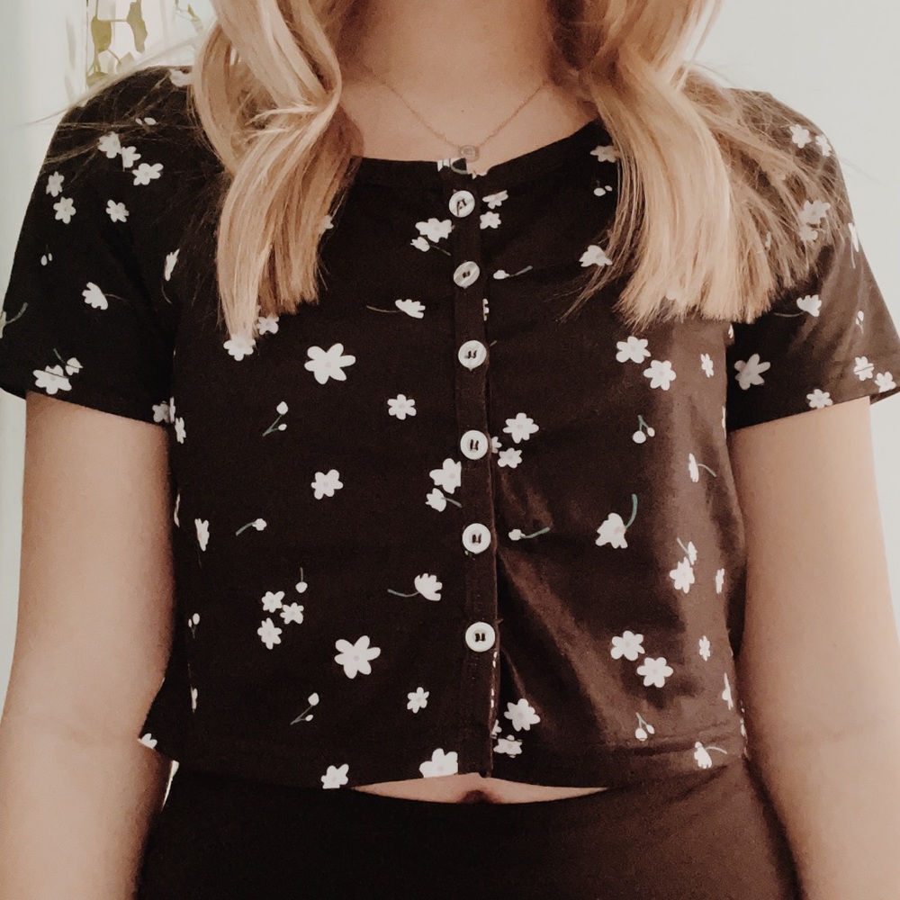 flower print buttoned crop top
